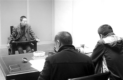 圖為犯罪嫌疑人康某在接受刑警審訊。