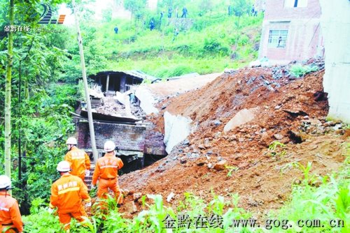 發(fā)現(xiàn)擋土墻開裂，老大娘挨家提醒大伙撤離，自己不幸被重約400噸的垮塌墻體掩埋