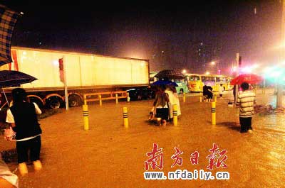 深圳寶安中心城一帶積水深達半米。丁玎攝