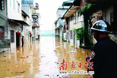 連州市區(qū)出現(xiàn)水浸,一位干警在受災(zāi)點(diǎn)巡邏。　　梁有華陳楚然攝