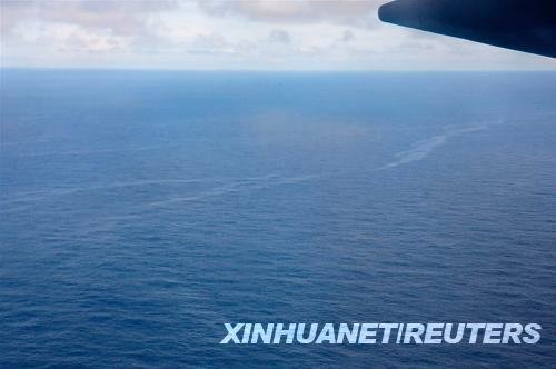 這張巴西空軍6月2日在大西洋海域拍攝的照片顯示的是據(jù)信為法航失蹤客機(jī)航空燃油的漂浮帶。法國軍方發(fā)言人普拉聚克3日在巴黎接受媒體采訪時(shí)表示，經(jīng)過法方勘測，巴西空軍2日在大西洋海域發(fā)現(xiàn)的飛機(jī)殘骸已被確認(rèn)為法航失蹤客機(jī)殘骸。新華社/路透