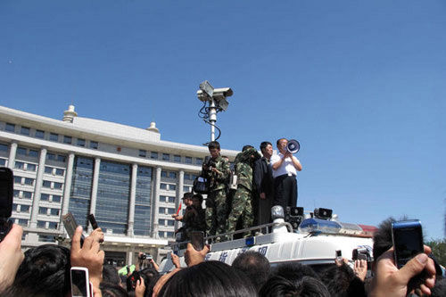 9月3日，烏魯木齊市委書記栗智與群眾對話。新華社記者 趙戈 攝