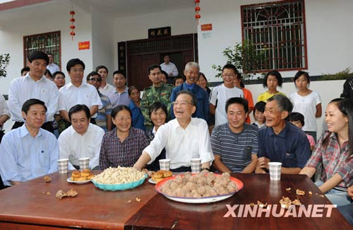 9月24日至26日，中共中央政治局常委、國務(wù)院總理溫家寶來到四川地震災(zāi)區(qū)考察指導(dǎo)災(zāi)后恢復(fù)重建工作，看望慰問廣大干部群眾。這是9月24日，溫家寶在青川縣涼水鎮(zhèn)涼華村災(zāi)后村民新居院內(nèi)向村民了解安居房建設(shè)情況。新華社記者黃敬文攝