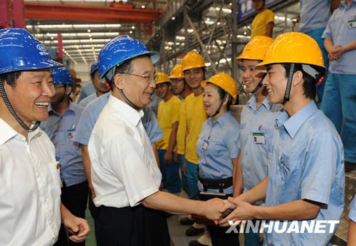 9月24日至26日，中共中央政治局常委、國務(wù)院總理溫家寶來到四川地震災(zāi)區(qū)考察指導(dǎo)災(zāi)后恢復(fù)重建工作，看望慰問廣大干部群眾。這是9月25日，溫家寶在東方汽輪機有限公司新生產(chǎn)基地看望一線工人。新華社記者黃敬文攝