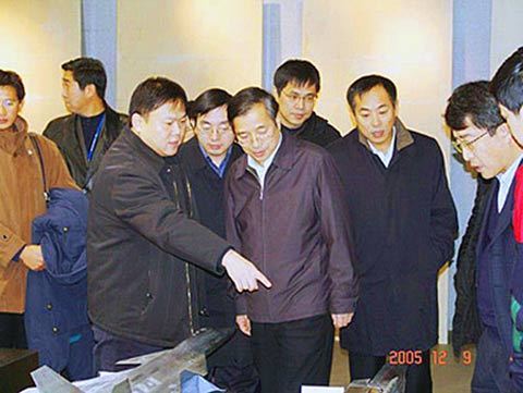 2005年底，上級(jí)領(lǐng)導(dǎo)視察沈飛，左下角即為新型戰(zhàn)機(jī)模型(來(lái)源：國(guó)防科工委網(wǎng)站)