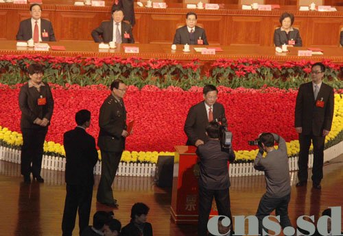 圖為補(bǔ)選為山東省政協(xié)主席的山東省委副書記劉偉在投票。（攝影：張璐）