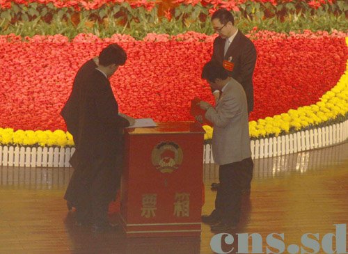 圖為監(jiān)票人和計(jì)票人在統(tǒng)計(jì)投票箱里的票數(shù)。（攝影：張璐）