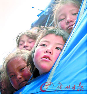 懷德兒童福利院，孩子在帳篷里通常不能自由出來活動，所以對外界充滿好奇和渴望。 記者倪黎祥 攝