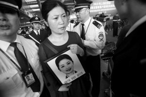 媽媽魏學晶抱著于丹丹的照片。