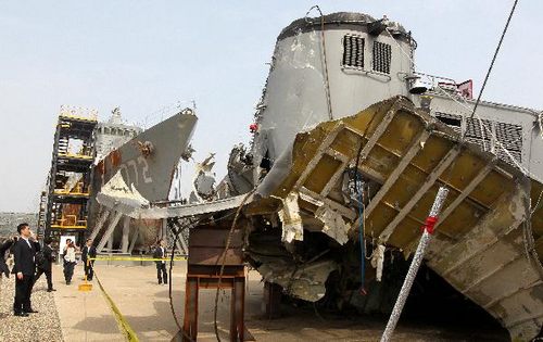 圖為5月19日在韓國(guó)平澤展示的“天安”號(hào)警戒艦殘骸。新華社/聯(lián)合通訊社