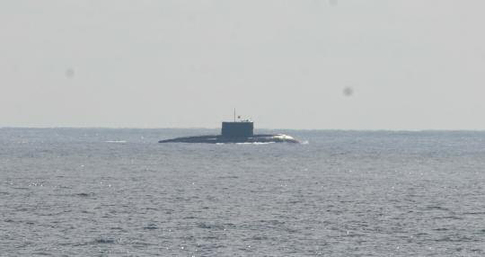 日本軍方公開的4月10日出現(xiàn)在沖繩本島與宮古島之間的公海上水面狀態(tài)行駛的中國海軍基洛級潛艇照片。