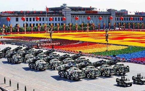 長劍10巡航導彈方隊通過天安門廣場