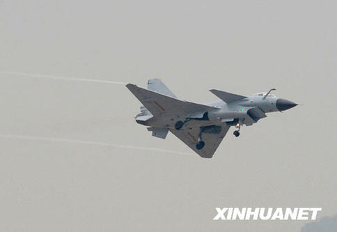 殲-10戰(zhàn)斗機進行飛行表演。