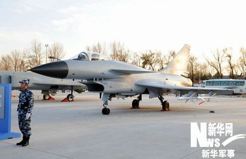 進行靜態(tài)展示的國產(chǎn)殲-10型戰(zhàn)斗機。