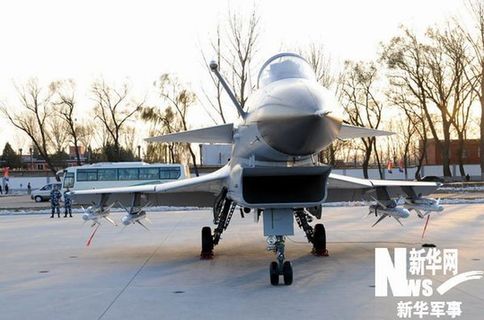 進行靜態(tài)展示的國產(chǎn)殲-10戰(zhàn)斗機。