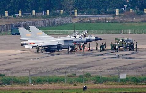 兩架殲-10戰(zhàn)機降落珠海機場。