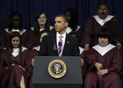 奧巴馬中學演講 身后驚現(xiàn)“瞌睡男”（組圖）