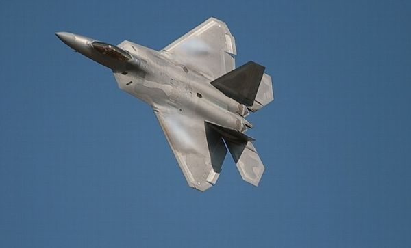 F-22進行飛行表演。