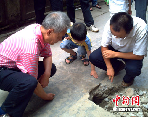 相關(guān)專家現(xiàn)場察看了解情況。 李慶 攝