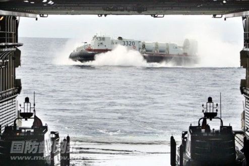 氣墊艇離開母艦，首次駛向深藍。特約記者鐘魁潤 攝