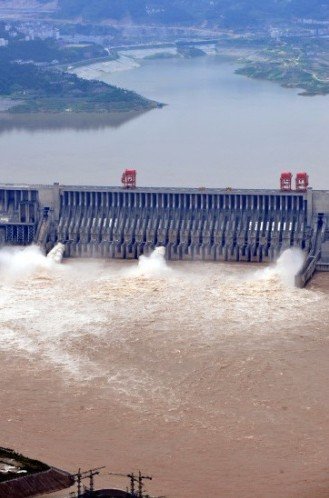 7月17日下午，三峽大壩開啟4個泄洪深孔和1個排漂孔，將出庫流量由32000立方米/秒增大到34000立方米/秒以下泄洪水。新華社發(fā)（鄭家裕 攝）