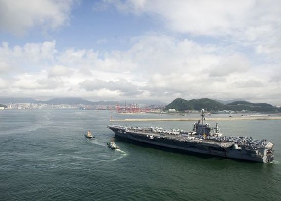7月21日，參加韓美聯(lián)合軍事演習(xí)的美國航空母艦“喬治·華盛頓”號當(dāng)日抵達(dá)韓國釜山港。
