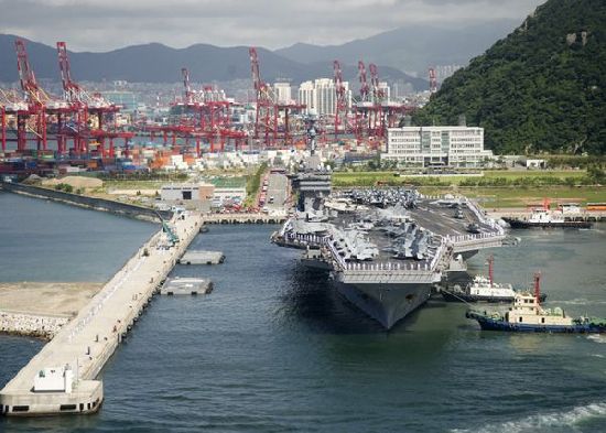 7月21日，參加韓美聯(lián)合軍事演習(xí)的美國航空母艦“喬治·華盛頓”號(hào)當(dāng)日抵達(dá)韓國釜山港。