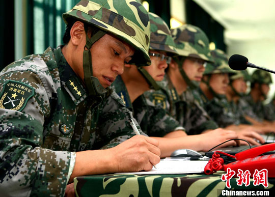 8月3日，代號為“前衛(wèi)--2010”的濟南戰(zhàn)區(qū)防空部隊“單元合成”演練，在魯豫兩省拉開帷幕，軍區(qū)指揮部研究“戰(zhàn)況”。中新社發(fā) 宋吉河 攝