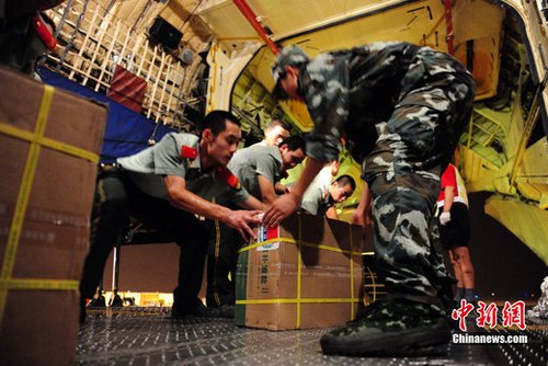 8月3日深夜，中國政府緊急援助巴基斯坦人道主義物資在河北省石家莊機場連夜裝機，準(zhǔn)備于4日通過中國空軍飛機運往伊斯蘭堡。這批物資包括30噸藥品和凈水設(shè)備、1000頂帳篷、50臺發(fā)電機等，總價值約1000萬元人民幣。 中新社發(fā) 侯宇 攝