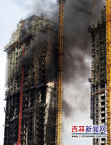 工人站在樓頂呼救。