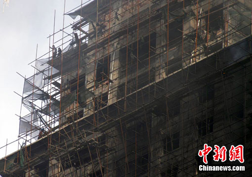 現(xiàn)場可清楚看到樓內(nèi)有工人被困。