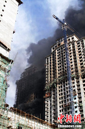 現(xiàn)場(chǎng)被濃煙籠罩。