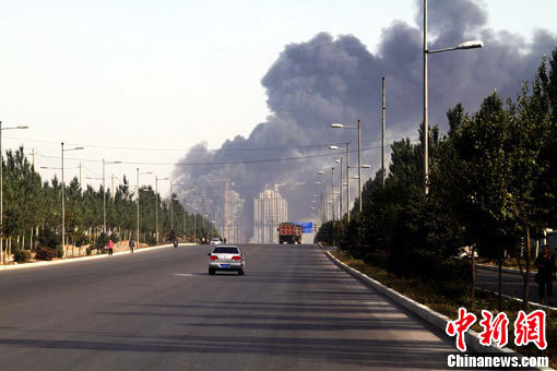 現(xiàn)場(chǎng)濃煙遠(yuǎn)遠(yuǎn)可見(jiàn)。