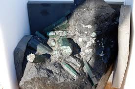 資料圖片：2001年在巴西巴伊亞地區(qū)出土的祖母綠，被包裹在一塊原礦石中，重量超過380公斤。