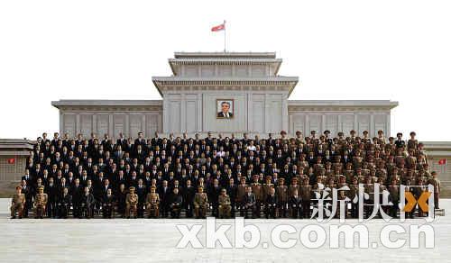 朝中社9月30日發(fā)布了金正日與朝鮮新領導機構其他成員合影留念的照片，外媒指稱紅圈中者就是“金的兒子”金正銀。 新華社發(fā)