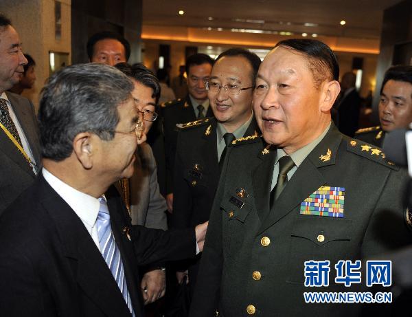 10月11日上午，在越南河內(nèi)，中國國務(wù)委員兼國防部長梁光烈上將（前右）和日本防衛(wèi)大臣北澤俊美在首屆東盟防長擴(kuò)大會期間進(jìn)行了交談新華社記者黃曉勇攝 