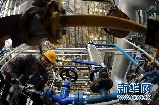 　　秦皇島垃圾焚燒發(fā)電供熱項(xiàng)目即將投產(chǎn)，工人在秦皇島垃圾發(fā)電供熱項(xiàng)目垃圾焚燒車間工作（10月20日攝）。新華社記者楊世堯攝