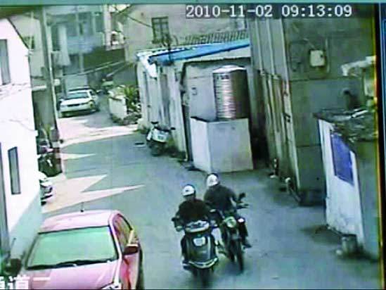 警車悄悄跟進一條小巷。①小偷甲騎的贓車熄火 ②同伙騎摩托拉著跑。