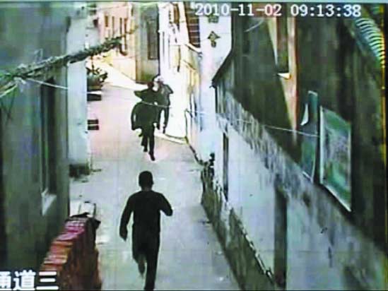 小偷棄車而逃，趙副局長沖在最前面。