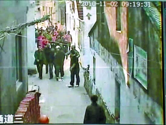 拿下了?！按蜥u油”的群眾笑得很歡樂。