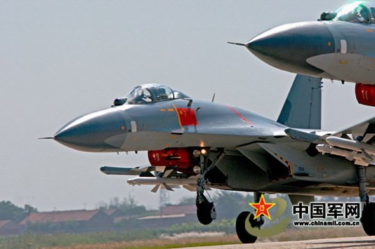 殲11梯隊(duì)起飛準(zhǔn)備集合，進(jìn)行編隊(duì)訓(xùn)練。譚超攝