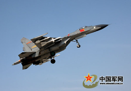 殲擊機(jī)“殲11”梯隊(duì)。本網(wǎng)記者　喬天富　攝