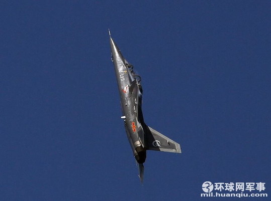 中航工業(yè)L-15“獵鷹”06號(hào)機(jī)飛上珠海藍(lán)天，進(jìn)行了首次航展前的演練。攝影：郝珺石
