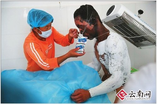 12名傷員中傷勢較輕的挺過第一個(gè)24小時(shí)后，開始進(jìn)食。