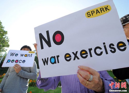 韓美反潛聯(lián)合軍事演習(xí)27日在韓國西部海域(黃海)拉開帷幕。當(dāng)日，一些韓國反戰(zhàn)人士在國防部門前集會抗議美韓聯(lián)合軍演。 來源：中央電視臺 