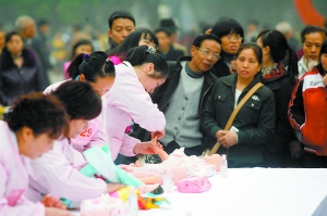 昨日，家政服務(wù)技能大賽決賽在觀音橋步行街舉行。本報記者 何熠 攝