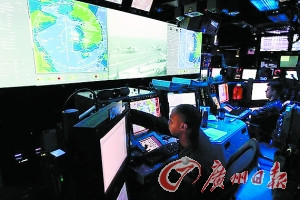 在一張美軍聯(lián)合指揮中心控制室內(nèi)的照片里，顯示器中顯示，美軍已經(jīng)將我國(guó)的山東半島大部和江蘇等沿海地區(qū)劃到了美軍航母的“防空識(shí)別圈”中。