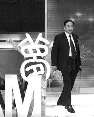 在《南方周末》“2010年度完美中國夢踐行者致敬盛典”上，王克勤接受致敬 （資料圖片）