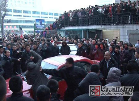 氣憤群眾怒砸轎車(chē) 本組圖片 記者 郭全忻 助理記者 趙飛 攝