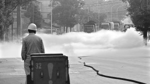 由于輸氧管道閥門損壞，一名新冶鋼員工望著液氧泄漏，600立方米的液氧泄漏致黃石大道桃園村路段阻斷。 通訊員 邱孝威 攝